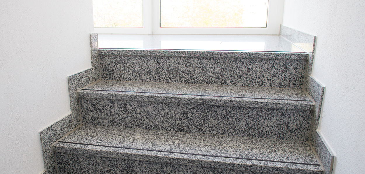 Treppenhäuser mit solidem Granit belegt – die eingelassene Gummilippe dient als Abrutschsicherung